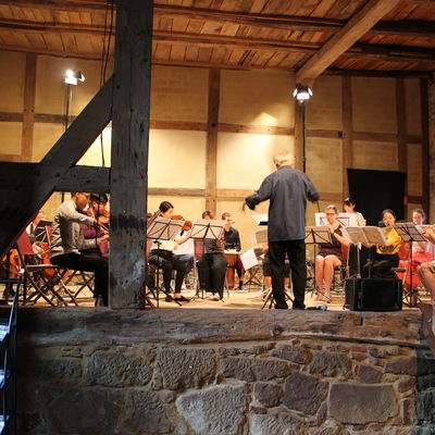 Bild vergrern: Das Youth World Music Orchestra unter Leitung des Pdagogen und Musikers Ulli Gtte erffnete Mitte Juni die Stiftssommersaison 2019 in der Zehntscheune.