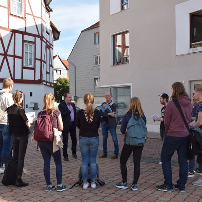 Studenten der Fachhochschule Erfurt besuchten vergangene Woche den Brauplatz im Oberkaufunger Altdorf, der zum städtebaulichen Vorzeigeobjekt geworden ist.
