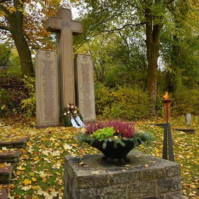 Bild 1: Auf dem Friedhof in Oberkaufungen erinnern zwei Mahnmale an die Opfer von Krieg und Gewaltherrschaft während der beiden Weltkriege. 