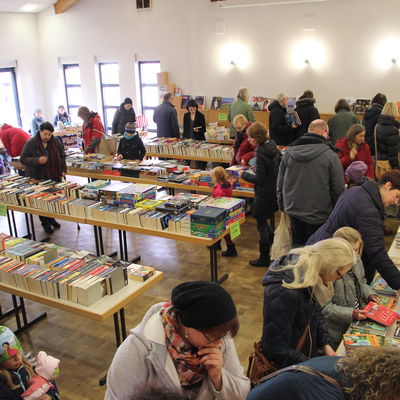 In über 3.000 Medien konnten die Besucherinnen und Besucher des diesjährigen Bücherflohmarktes der Bücherei Kaufungen stöbern.