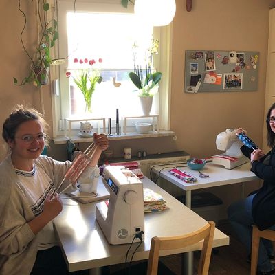 Bild vergrern: Desiree Kirchhof und Melanie Gro nutzen ihre momentane Zeit sinnvoll und nhen Mundschutzmasken aus bunten, kochfesten Baumwollstoffen.