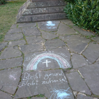 Bild vergrern: Auch der Platz vor der Niederkaufunger Kirche erhielt ein Bild im Rahmen der Aktion Kinder malen Regenbogen.