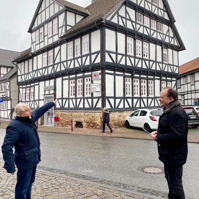 Ortsführer Walter Brandt vom Arbeitskreis Fachwerk und Bürgermeister Arnim Roß freuen sich vor der alten Weinschenke aus dem frühen 17. Jahrhundert über die Aufnahme Kaufungens in die Deutsche Fachwerkstraße.
