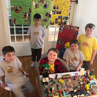 Bild vergrern: Seit August 2020 konstruieren und programmieren Lewis (10), Oskar H. (9), Anton (10), Paul (10) und Oskar C. (8) aus Kaufungen gemeinsam ein motorisiertes LEGO-Modell fr einen Spielplatz mit vielfltigen Bewegungsangeboten.