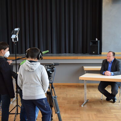Bild vergrern: Im Rahmen des Projektes Medien machen Schule haben sechs Schler der Ernst-Abbe-Schule einen Kurzfilm im Kaufunger Brgerhaus gedreht und Brgermeister Arnim Ro interviewt.