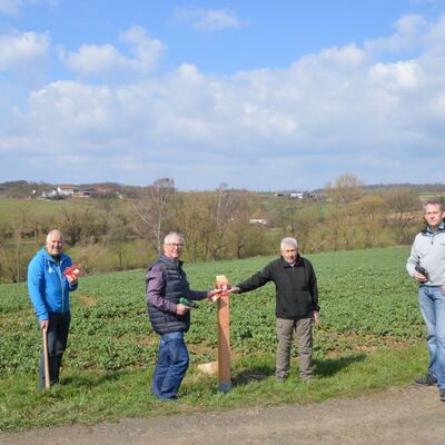 Die Organisatoren vom VGV und den Wandervereinen statteten im April den neuen Wanderweg mit übersichtlichen Wegweisern aus, v.l.n.r.: Horst Hoffmann, Alfred Meissner, Dr. Dieter Witzel und Ulrich Kellner.