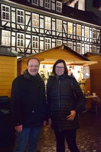 Bild vergrößern: Bürgermeister Arnim Roß konnte die Landtagsabgeordnete Manuela Strube zu einem gemeinsamen Bummel über den Markt begrüßen.