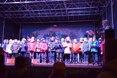 Bild vergrößern: Die Kinder der Klassen E 2 der Ernst-Abbe-Schule brachten mit Liedbeiträgen adventliche Stimmung auf die Bühne.
