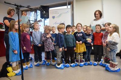 Bild vergrößern: Die Kinder der Kooperations-Kita »Kunterbunt« begrüßten alle Gäste mit einem Liedbeitrag.