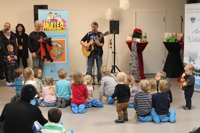 Bild vergrößern: Viel Spaß hatten die Kleinen beim Konzert von Herrn Müller mit seiner Gitarre.