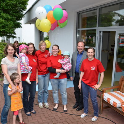 Bild vergrern: Jubilum beim Familienzentrum Kaufungen mit Brgermeister Arnim Ro im Jahr 2014.