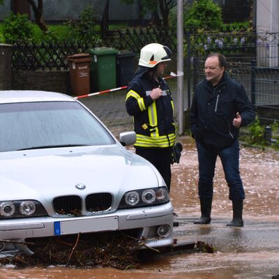 Bild vergrern: Beim Hochwasser im Mai 2019 bespricht sich Brgermeister Arnim Ro mit einem Mitglied der Feuerwehr. 