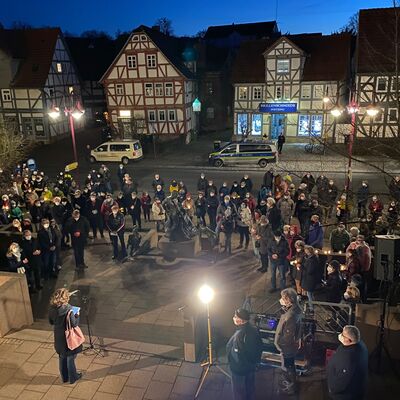 Bild vergrößern: Dritte Mahnwache vor dem Kaufunger Rathaus