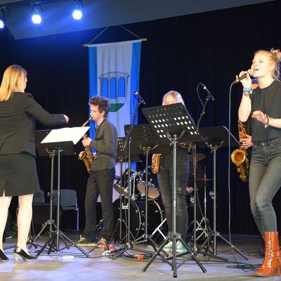 Bild vergrern: Musikalisch umrahmt wurde der Empfang durch die Jazz-Band der Herderschule Kassel unter der Leitung von Christine Svenson.