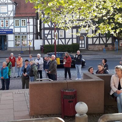 Bild vergrern: Rund 60 Menschen kamen zur 11. Mahnwache auf den Rathausvorplatz.
