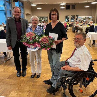 Bild vergrern: Brgermeister Arnim Ro und Gemeindevertretervorsitzender Karl Hellmich mit den neuen Ehrenbeigeordneten Karin Kilian und Brbel Schmeltzer.