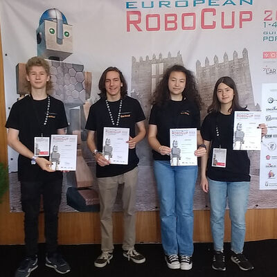 Bild vergrern: Bei der Robo-Cup Europameisterschaft in Portugal haben Karina Kidrassov, Luca Birk, Milan Knig und Jonathan Krger aus Kaufungen den vierten Platz erreicht.