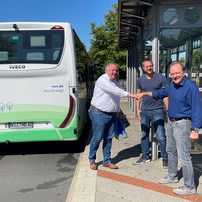 Bild vergrern: Brgermeister Arnim Ro holte seinen Kollegen, Klaus Missing (Nieste) im Rahmen der Europischen Mobilittswoche am Bus 34 an der Haltestelle Gesamtschule ab.