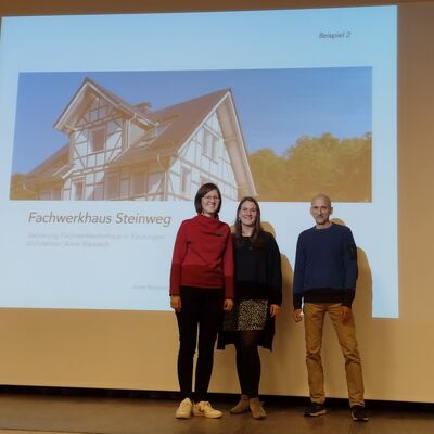 Bild vergrern: Lisa Haubner und Timo Kuhrau vom Klimamanagement Kaufungen, in der Mitte Architektin und Referentin Anne Raupach.