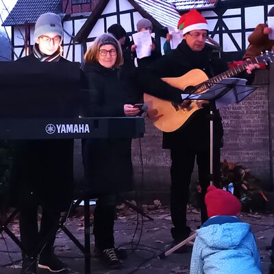 Bild vergrern: Andres Synofzik und sein Musikteam sangen mit den Gsten Weihnachtslieder.