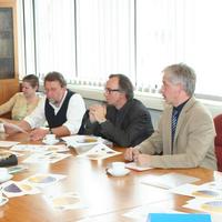 Bild vergrößern: Bild von Bürgermeister Peter Klein sitzend am Tisch mit Mitgleidern der Auswahlkommission Logo