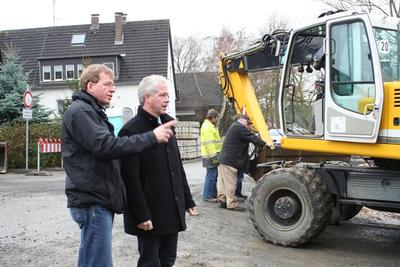 Bild vergrößern: Bürgermeister Peter Klein und Bauamtsleiter Jürgen Christmann besichtigen die Baustelle