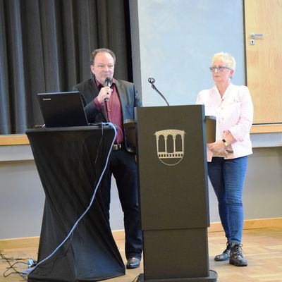 Bild vergrößern: Bürgermeister Arnim Roß und Anne Ottowitz vom Runden Tisch A 44 präsentierten Prognosen zur Verkehrsbelastung und beantworteten Fragen des Publikums.