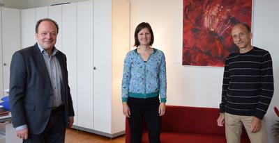 Bild vergrern: Brgermeister Arnim Ro begrte das Team Klimaschutzmanagement: Lisa Haubner (Mitte) und Timo Kuhrau (rechts). 