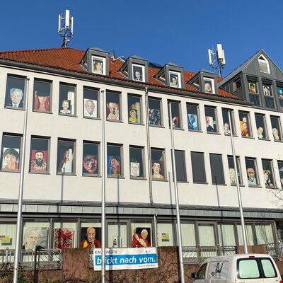 Bild vergrern: Bunte Portraits schmckten die Fenster des Rathauses an der Vorderfront.