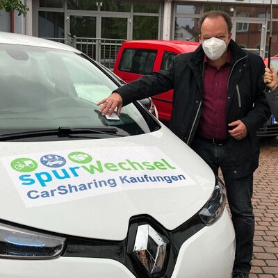 CarSharing-Angebot durch Spurwechsel gestartet: Bürgermeister Arnim Roß schaltet ein Auto frei. 