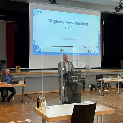 Bild vergrern: Der ehemalige Landrat Uwe Schmidt erffnete als amtierender Vorsitzender die Veranstaltung.