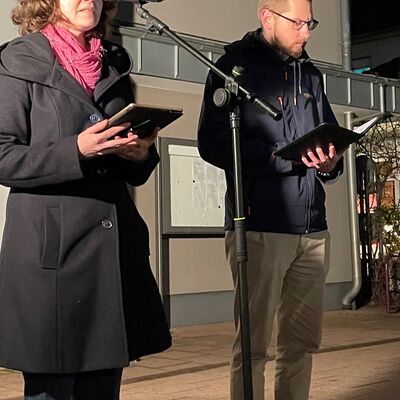 Bild vergrößern: Das Friedensgebet wurde angeleitet von Pfarrerin Dr. Christina Bickel und Vikar Dietrich Wierczeyko.
