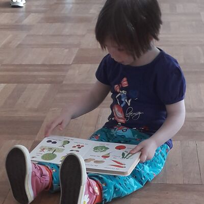 Bild vergrößern: Johanna, 3, liest gleich vor Ort.