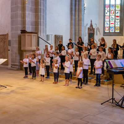 Ev. Singschule beim Auftritt in der Stiftskirche