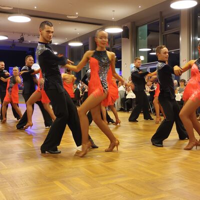Bild vergrern: Die Latein-Formations-Tanzgruppe des Rot-Wei-Klubs-Kassel bei ihrer temperamentvollen Darbietung.