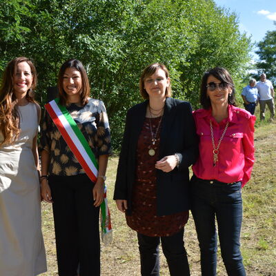 Bild vergrern: Zu diesem Anlass waren Brgermeisterin Gessica Allegni (Mitte), die Assesori Silvia Federici und Elisa Leoni sowie Morena Fabbri, Vorsitzende des Partnerschaftskomitees Bertinoro mit einer groen Delegation aus Italien angereist.