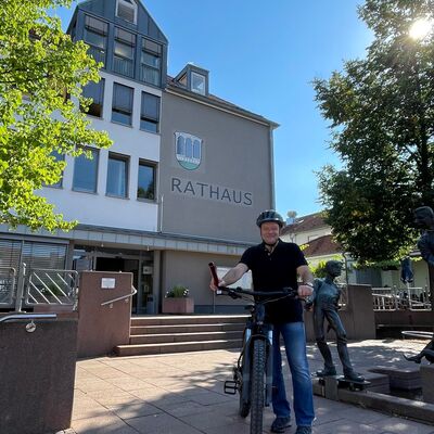 Nachdem er den Staffelstab zur Europäischen Mobilitätswoche aus Nieste erhalten hatte, brachte Bürgermeister Arnim Roß ihn per Fahrrad nach Helsa.
