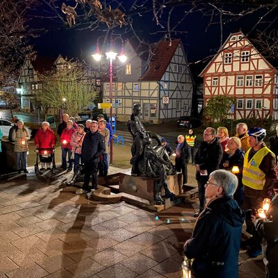 Bild vergrößern: 40 Menschen kamen am ersten Freitag im November zur 17. Mahnwache auf den Rathausvorplatz.