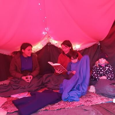 Bild vergrern: Im roten Zelt lauschten die Kinder (und Erwachsene), eingekuschelt in warme Decken, der Geschichtenvorleserin.