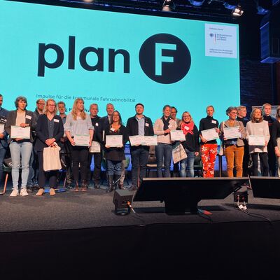 Siegerehrung des Plan F-Awards bei der Fahrradkommunalkonferenz in Aachen, an der Vertreter*innen der Gemeinde Kaufungen virtuell teilnahmen.
