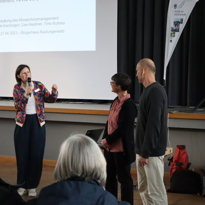 Bild vergrern: Luden zur Infoveranstaltung ein und stellten sich vor: Das Kaufunger Klimaschutzmanagement Lisa Haubner (links) und Timo Kuhrau (rechts).