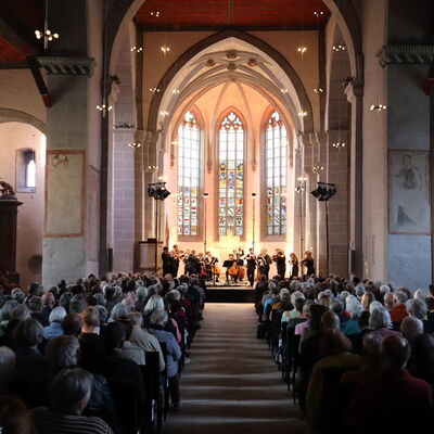 Bild vergrößern: Auftakt des ersten Kaufunger Konzertes 2023 (Kultursommer Nordhessen) in der ausverkauften Stiftskirche.