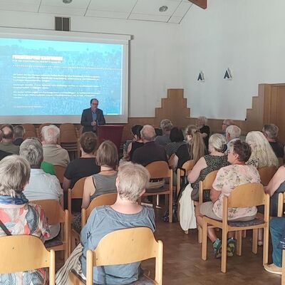 Bild vergrößern: Bürgermeister Arnim Roß begrüßte rund 70 Gästen zur Eröffnung des Kaufunger Friedenspfades im Rathaus.