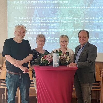 Bild vergrößern: Bürgermeister Arnim Roß bedankte sich beim Redaktionsteam für die Umsetzung des Projektes.(v.l.n.r. Stephan Borstel, Barbara Orth, Ulla Merle, Arnim Roß)