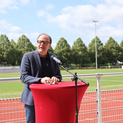 Bild vergrößern: Für Bürgermeister Arnim Roß ist das neue Stadion ein Angebot für den ganzen Ort und ein Meilenstein im Bereich der Sportförderung.