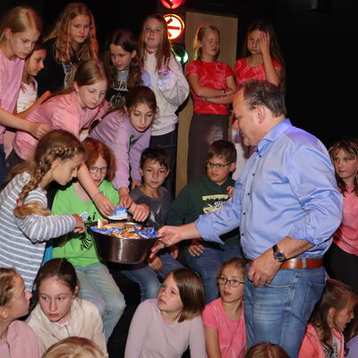 Bild vergrößern: Stippvisite von Bürgermeister Arnim Roß: Während der Verwaltungschef Süßigkeiten spendierte, kam er mit den Kindern und Jugendlichen ins Gespräch. 