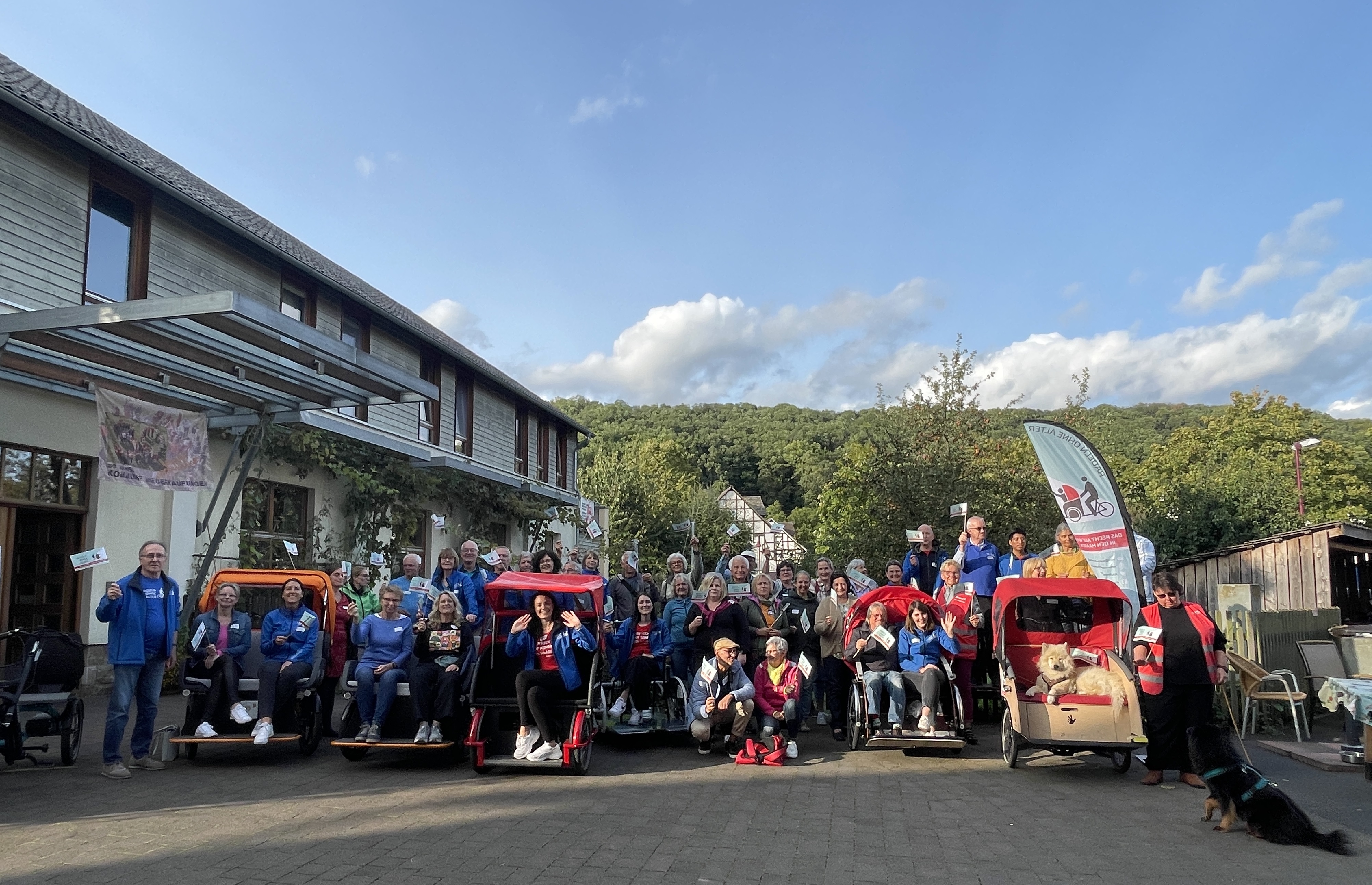 Bild vergrößern: Gruppenbild beim deutschlandweiten Treffen von »Radeln ohne Alter« mit Rikscha-Pilotinnen und Piloten aus ganz Deutschland.