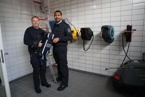 Bild vergrößern: Brian Edokpolor, stellvertretender Gemeindebrandinspektor, und Atemschutzgerätewart, Mattias Böttger, freuen sich, mit den Gerätschaften bald in die neue Werkstatt umziehen zu können.