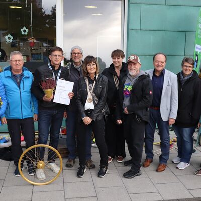 Bild vergr��ern: Die goldene Speiche ging in diesem Jahr an das Team �SIKA-Funbiker�, die mit 15.839 gefahrenen Kilometer als bestes Team ausgezeichnet wurden.