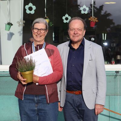 Bild vergr��ern: Dagmar Damm wurde nicht nur in der Kategorie �Beste Frauen� ausgezeichnet, sondern nahm auch stellvertretend f�r das Team Kunterbunt den Preis f�r das zweitweitest geradelte Team entgegen.